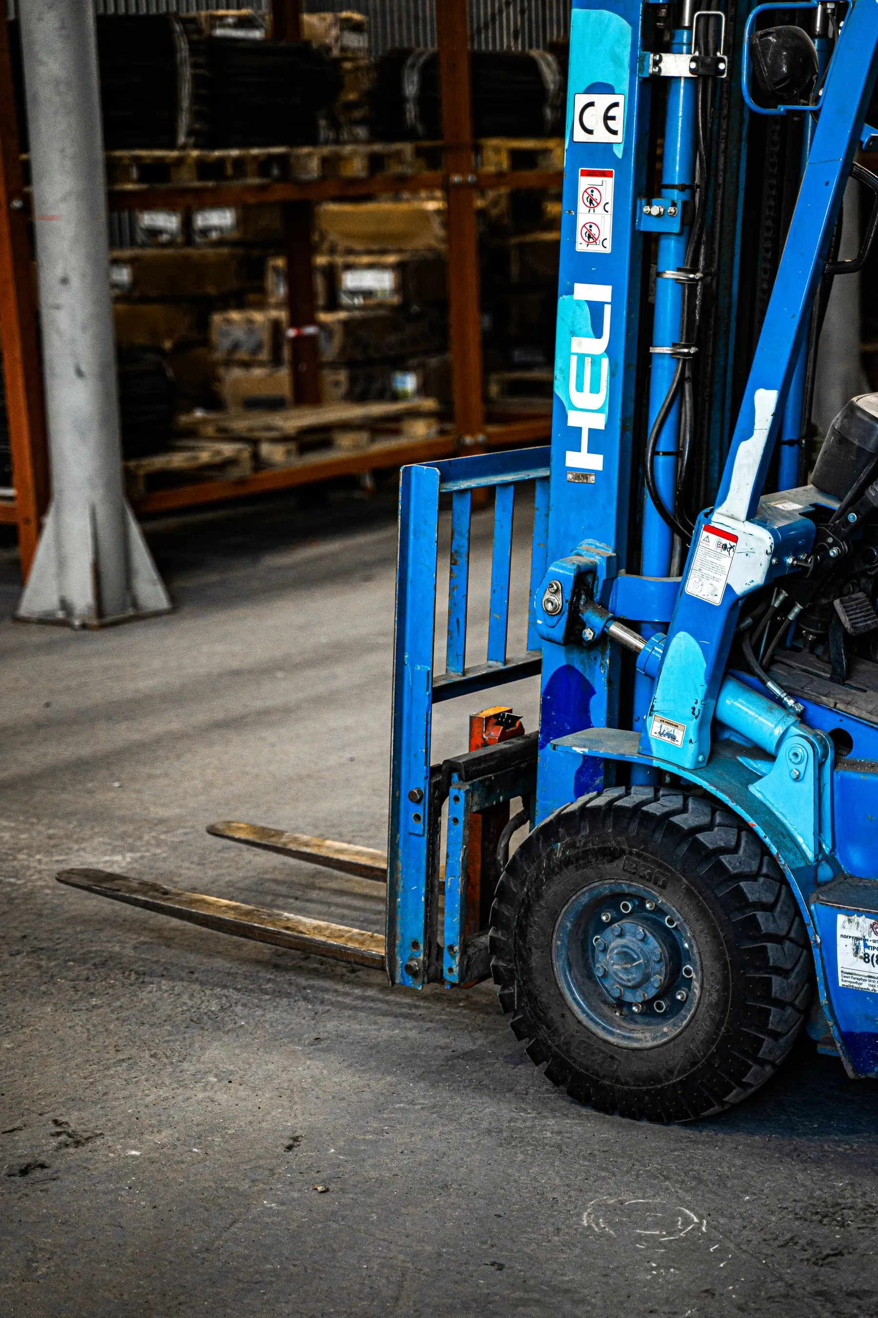 Forklift di dalam gudang penyimpanan barang